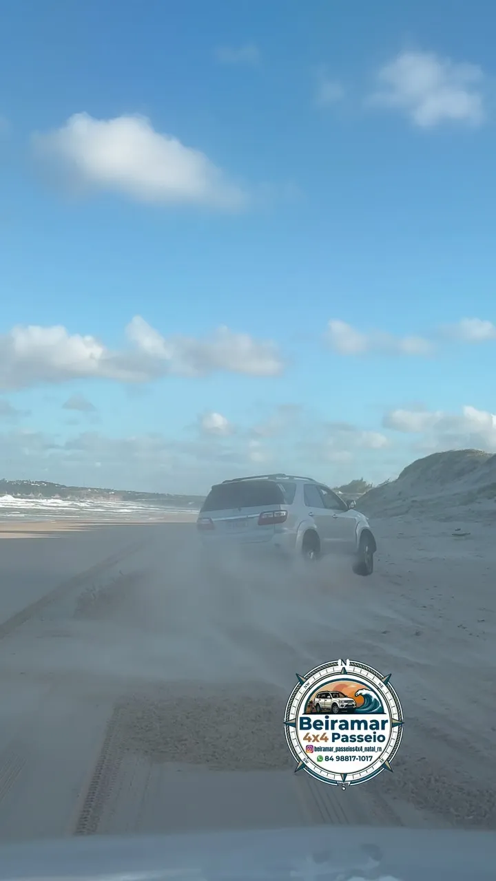 4x4 levantando areia na beira da praia